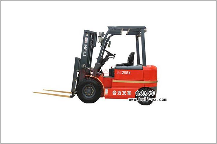 貨物重心與載荷中心處于同一鉛垂線時(shí)，濟(jì)寧叉車所能裝卸貨物的至大重量，稱為叉車的至大起重量