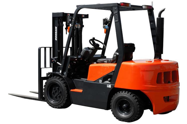 如果鏈條在使用的過程中發(fā)生磨損現(xiàn)象，鏈條節(jié)距變化值超過標(biāo)準(zhǔn)值的2％時(shí)，須更換鏈條，以確保濟(jì)寧叉車承載安全