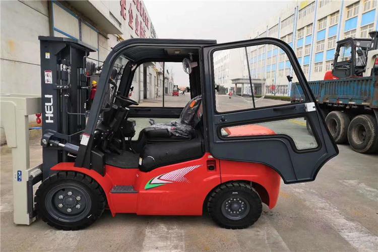 未經(jīng)公司書面認(rèn)可，不允許對(duì)濟(jì)寧叉車進(jìn)行改造或添加任何工作裝置，否則可能會(huì)影響額定載荷